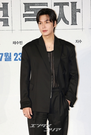 【フォト】彫刻ビジュアルのイ・ミンホ、ステキなポーズ