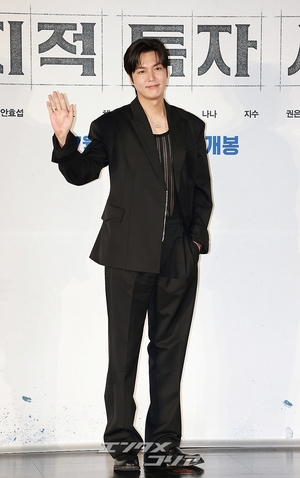 【フォト】彫刻ビジュアルのイ・ミンホ、ステキなポーズ