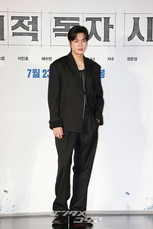 【フォト】彫刻ビジュアルのイ・ミンホ、ステキなポーズ