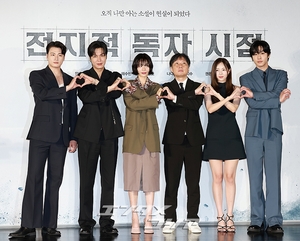 【フォト】『全知的な読者の視点から』制作発表会、みんなでハートのポーズ