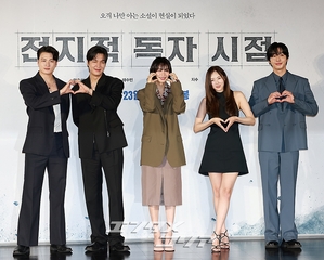 【フォト】『全知的な読者の視点から』制作発表会、みんなでハートのポーズ