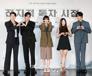 【フォト】『全知的な読者の視点から』制作発表会、みんなでハートのポーズ