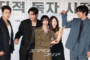 【フォト】『全知的な読者の視点から』制作発表会、みんなでハートのポーズ