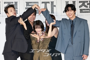 【フォト】『全知的な読者の視点から』制作発表会、みんなでハートのポーズ