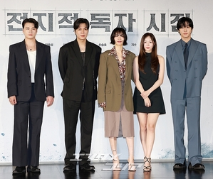 【フォト】『全知的な読者の視点から』制作発表会、みんなでハートのポーズ