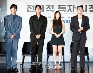 【フォト】『全知的な読者の視点から』制作発表会、みんなでハートのポーズ