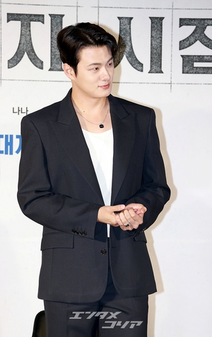 【フォト】『全知的な読者の視点から』制作発表会、みんなでハートのポーズ