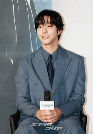 【フォト】『全知的な読者の視点から』制作発表会、みんなでハートのポーズ