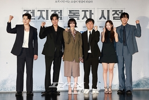 【フォト】『全知的な読者の視点から』制作発表会、みんなでハートのポーズ