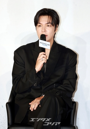 【フォト】『全知的な読者の視点から』制作発表会、みんなでハートのポーズ