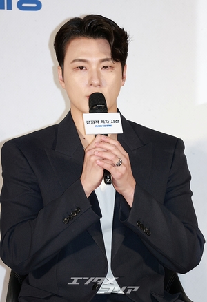 【フォト】『全知的な読者の視点から』制作発表会、みんなでハートのポーズ