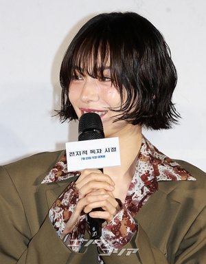 【フォト】『全知的な読者の視点から』制作発表会、みんなでハートのポーズ