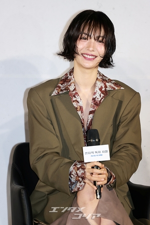 【フォト】『全知的な読者の視点から』制作発表会、みんなでハートのポーズ