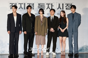 【フォト】『全知的な読者の視点から』制作発表会、みんなでハートのポーズ