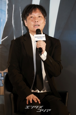 【フォト】『全知的な読者の視点から』制作発表会、みんなでハートのポーズ