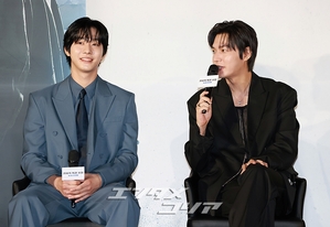 【フォト】『全知的な読者の視点から』制作発表会、みんなでハートのポーズ