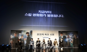 【フォト】『全知的な読者の視点から』制作発表会、みんなでハートのポーズ