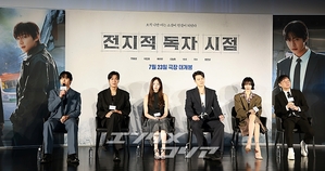 【フォト】『全知的な読者の視点から』制作発表会、みんなでハートのポーズ