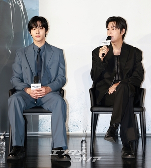 【フォト】『全知的な読者の視点から』制作発表会、みんなでハートのポーズ