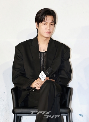 【フォト】『全知的な読者の視点から』制作発表会、みんなでハートのポーズ