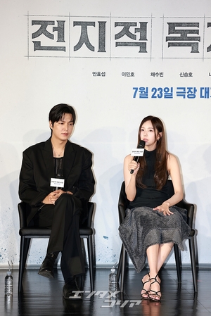 【フォト】『全知的な読者の視点から』制作発表会、みんなでハートのポーズ