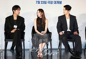 【フォト】『全知的な読者の視点から』制作発表会、みんなでハートのポーズ