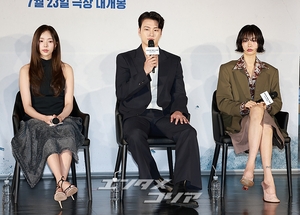 【フォト】『全知的な読者の視点から』制作発表会、みんなでハートのポーズ