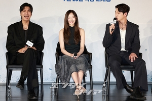 【フォト】『全知的な読者の視点から』制作発表会、みんなでハートのポーズ