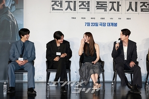 【フォト】『全知的な読者の視点から』制作発表会、みんなでハートのポーズ