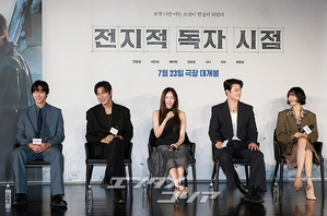 【フォト】『全知的な読者の視点から』制作発表会、みんなでハートのポーズ