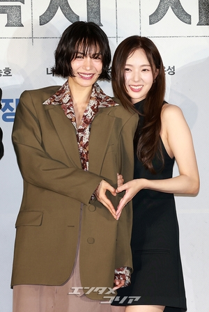 【フォト】『全知的な読者の視点から』制作発表会、みんなでハートのポーズ