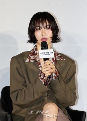 【フォト】『全知的な読者の視点から』制作発表会、みんなでハートのポーズ