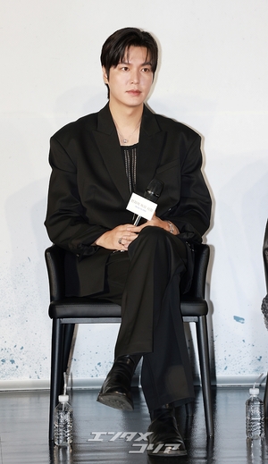 【フォト】『全知的な読者の視点から』制作発表会、みんなでハートのポーズ