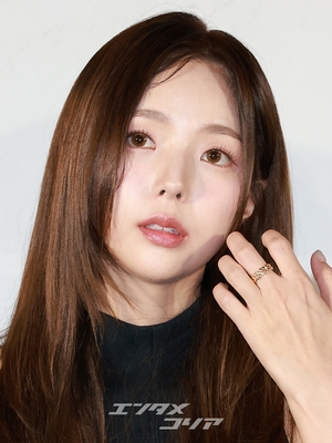 【フォト】『全知的な読者の視点から』制作発表会、みんなでハートのポーズ