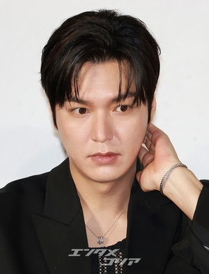 【フォト】『全知的な読者の視点から』制作発表会、みんなでハートのポーズ