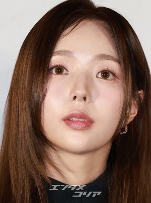 【フォト】『全知的な読者の視点から』制作発表会、みんなでハートのポーズ