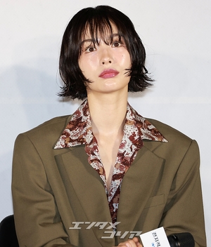 【フォト】『全知的な読者の視点から』制作発表会、みんなでハートのポーズ