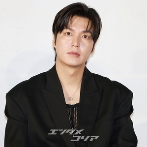 【フォト】『全知的な読者の視点から』制作発表会、みんなでハートのポーズ