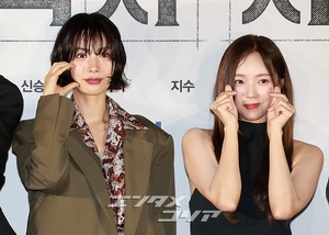 【フォト】『全知的な読者の視点から』制作発表会、みんなでハートのポーズ