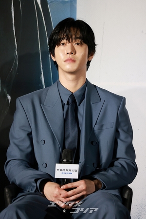 【フォト】『全知的な読者の視点から』制作発表会、みんなでハートのポーズ