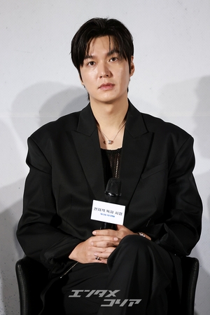 【フォト】『全知的な読者の視点から』制作発表会、みんなでハートのポーズ