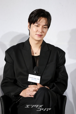 【フォト】『全知的な読者の視点から』制作発表会、みんなでハートのポーズ