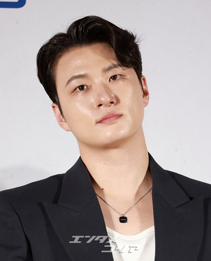 【フォト】『全知的な読者の視点から』制作発表会、みんなでハートのポーズ