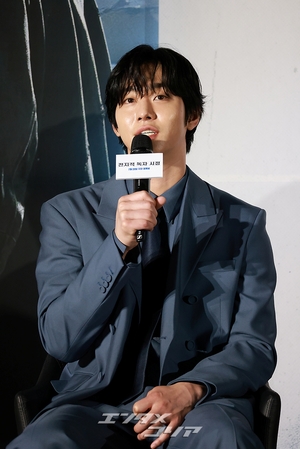 【フォト】『全知的な読者の視点から』制作発表会、みんなでハートのポーズ