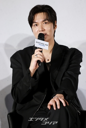 【フォト】『全知的な読者の視点から』制作発表会、みんなでハートのポーズ