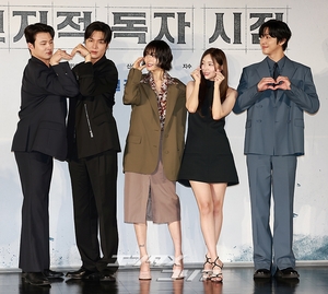 【フォト】『全知的な読者の視点から』制作発表会、みんなでハートのポーズ