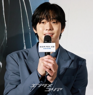 【フォト】『全知的な読者の視点から』制作発表会、みんなでハートのポーズ