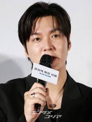 【フォト】『全知的な読者の視点から』制作発表会、みんなでハートのポーズ