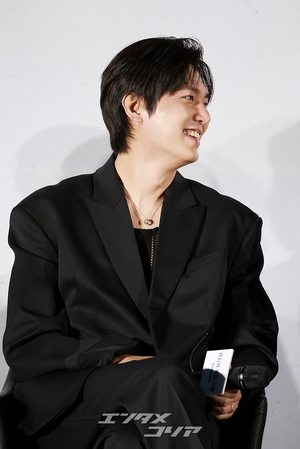 【フォト】『全知的な読者の視点から』制作発表会、みんなでハートのポーズ