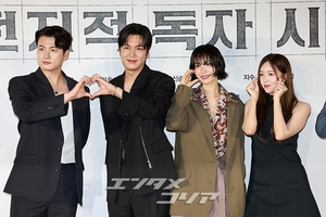 【フォト】『全知的な読者の視点から』制作発表会、みんなでハートのポーズ